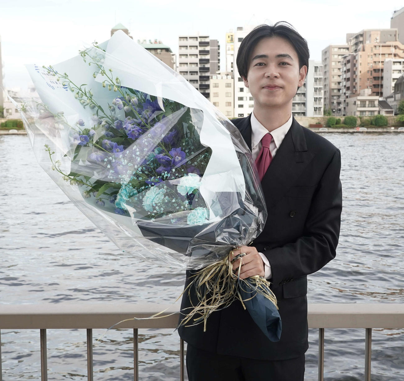 「転職の魔王様」のクランクアップを迎えた成田凌（C）カンテレ