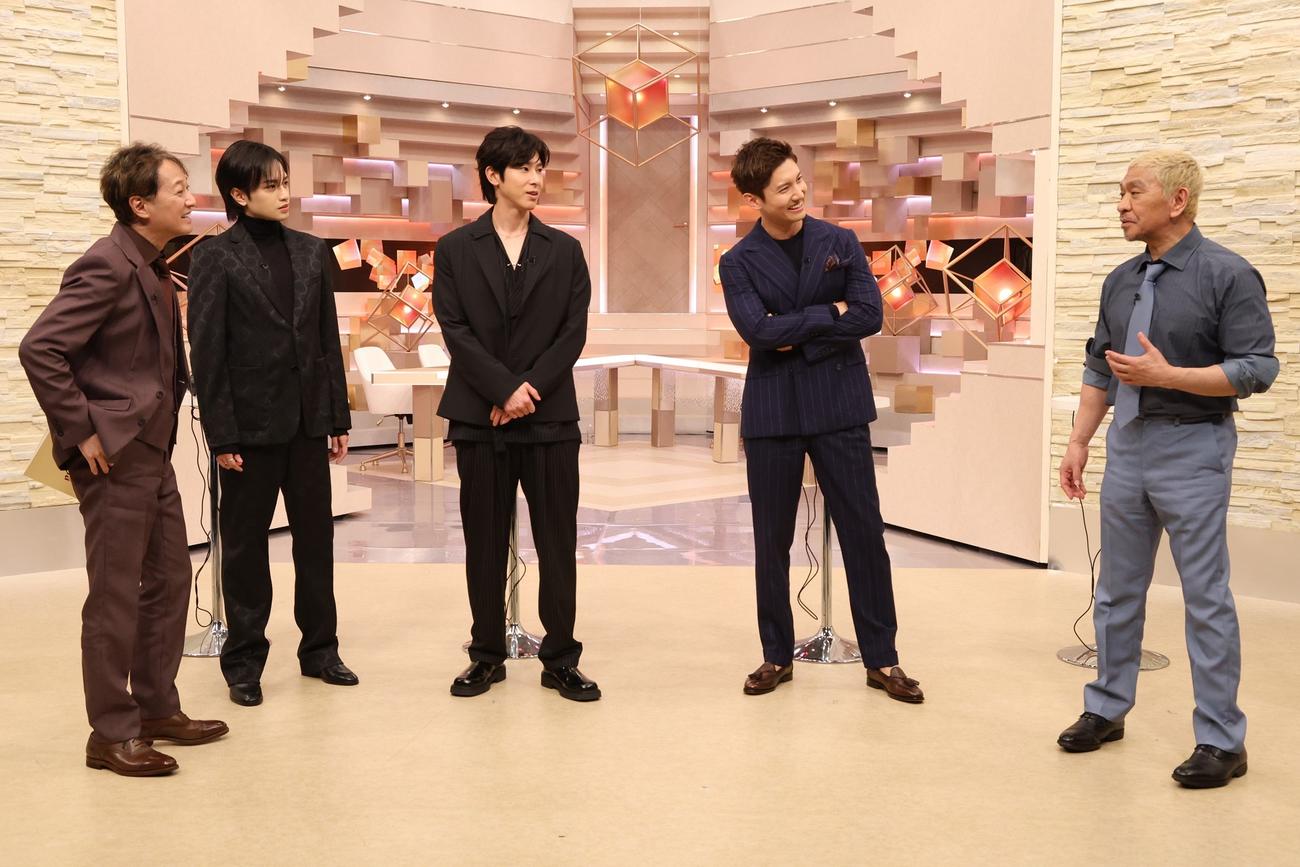 「まつもtoなかい」に出演する、左から中居正広、中島健人、ユンホ、チャンミン、松本人志（C）フジテレビ