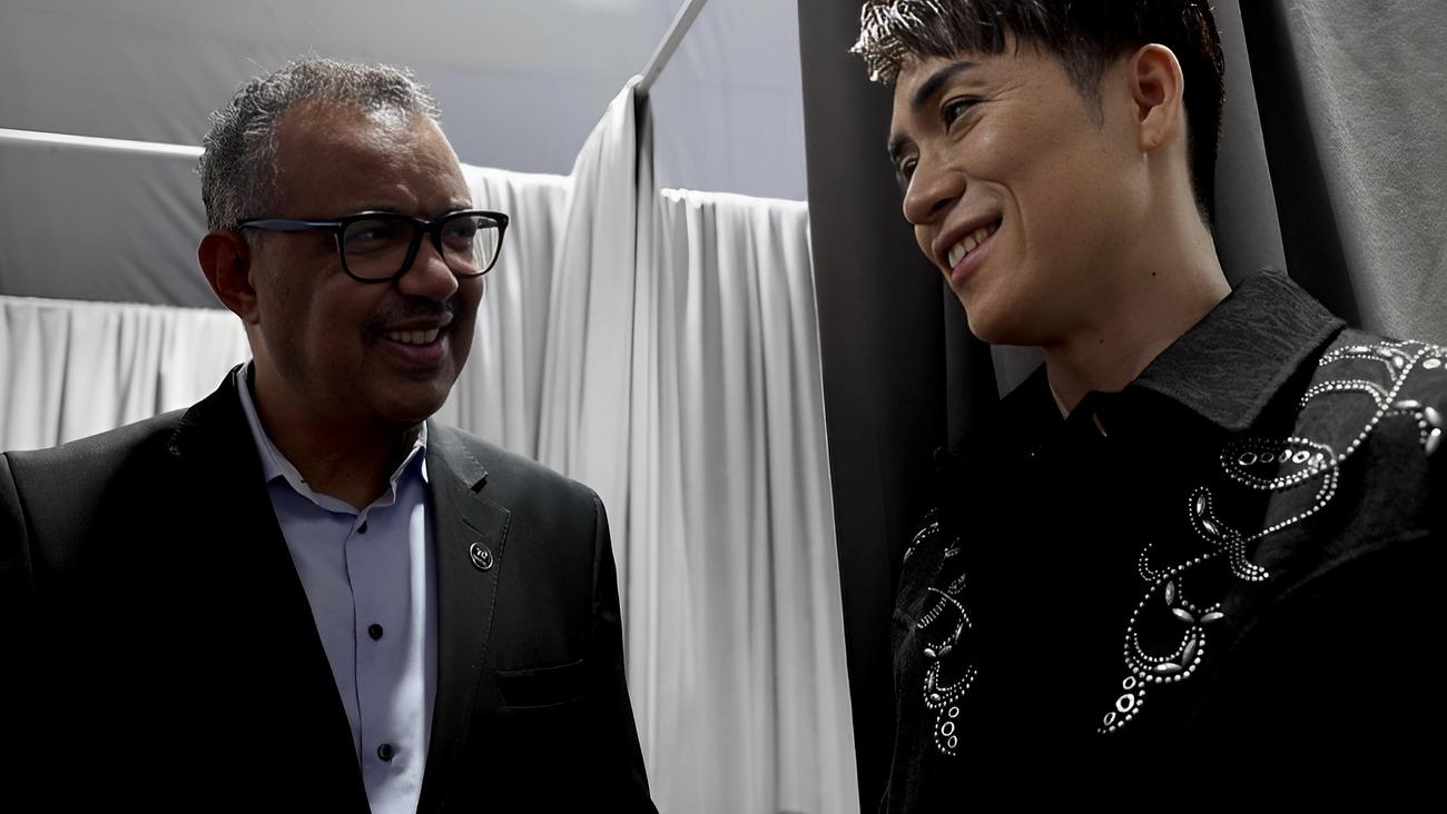 チャリティーライブ「2023Global Citizen Festival」に出席したEXILE TETSUYAとWHOテドロス事務局長