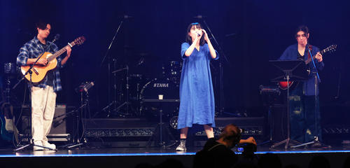 「キリエのうた」公開直前プレミアムライブを行う左から松村北斗、アイナ・ジ・エンド、村上虹郎(撮影・野上伸悟)