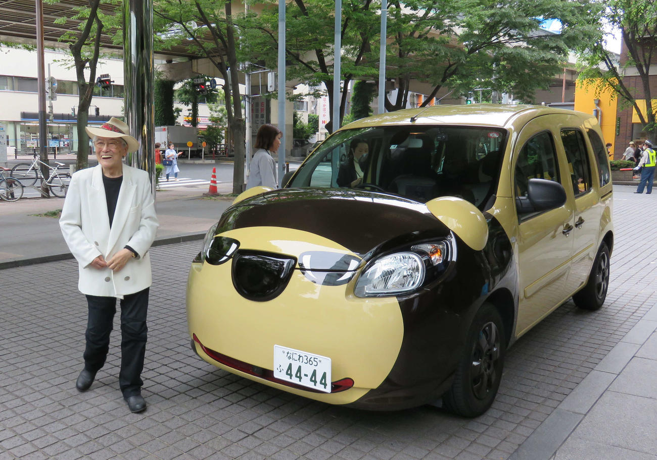 らいよん号をおりて、軽やかな足取りで歩く浜村淳（2023年6月撮影）