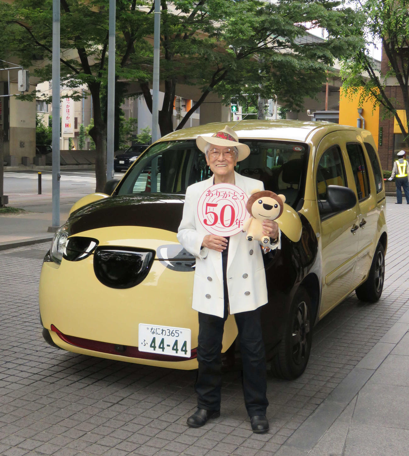 大阪市北区のMBS玄関で、らいよん号を降りた浜村淳（2023年6月撮影）