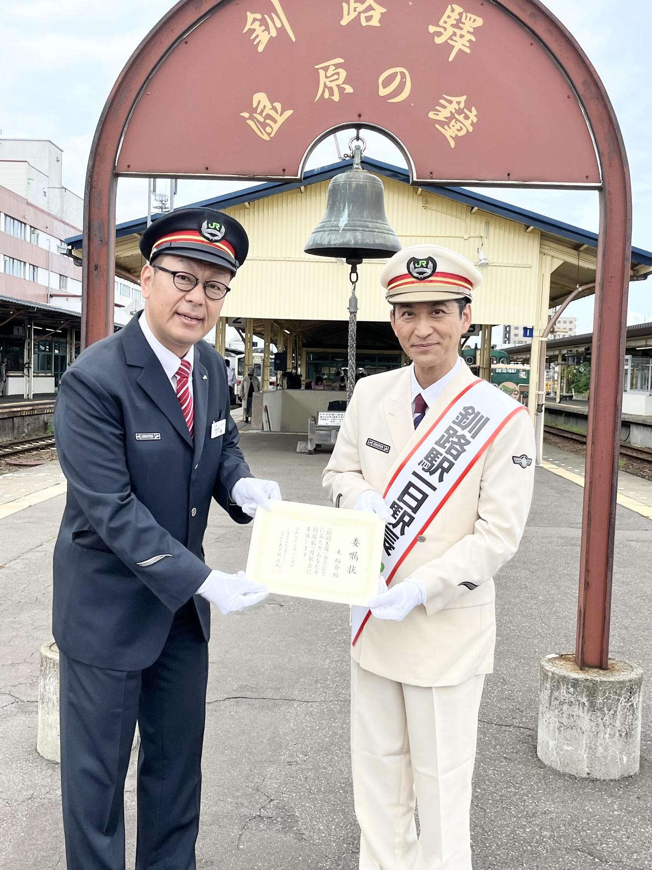 JR北海道釧路駅1日駅長を務めた走裕介。左は五十嵐直人駅長