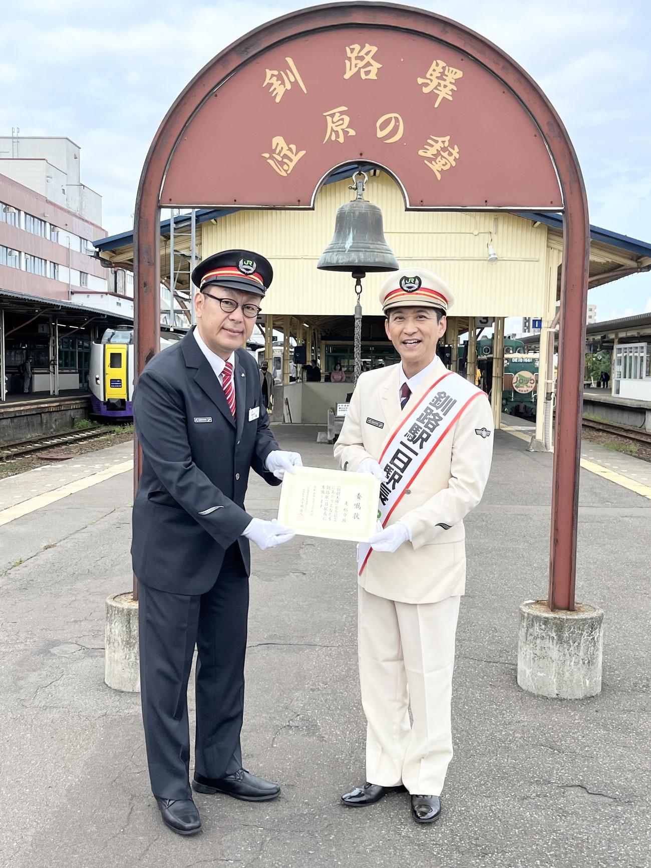 JR北海道釧路駅1日駅長を務めた走裕介。左は五十嵐直人駅長