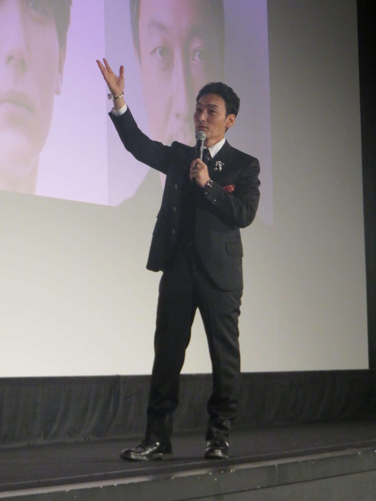 映画「ミッドナイトスワン」3周年記念舞台あいさつに登場した草なぎ剛