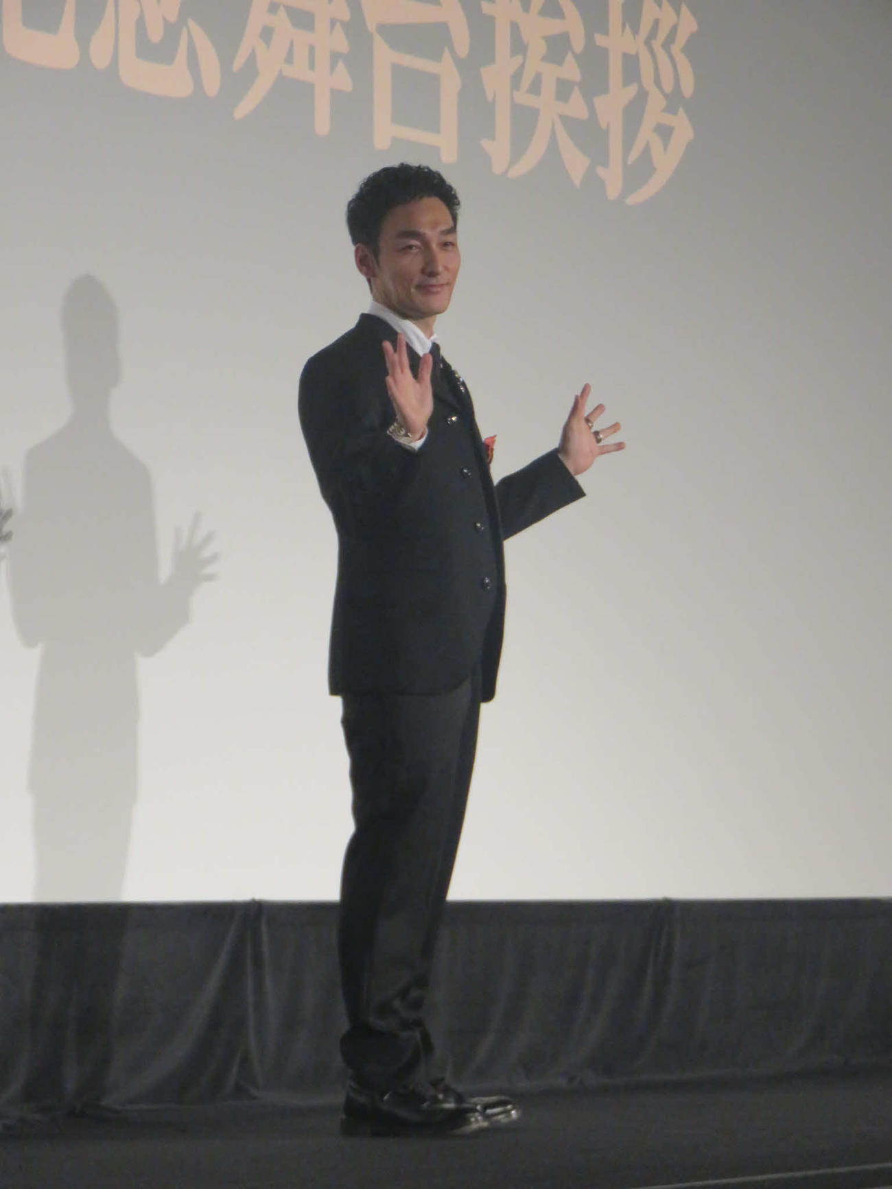 映画「ミッドナイトスワン」3周年記念舞台あいさつに登場した草なぎ剛