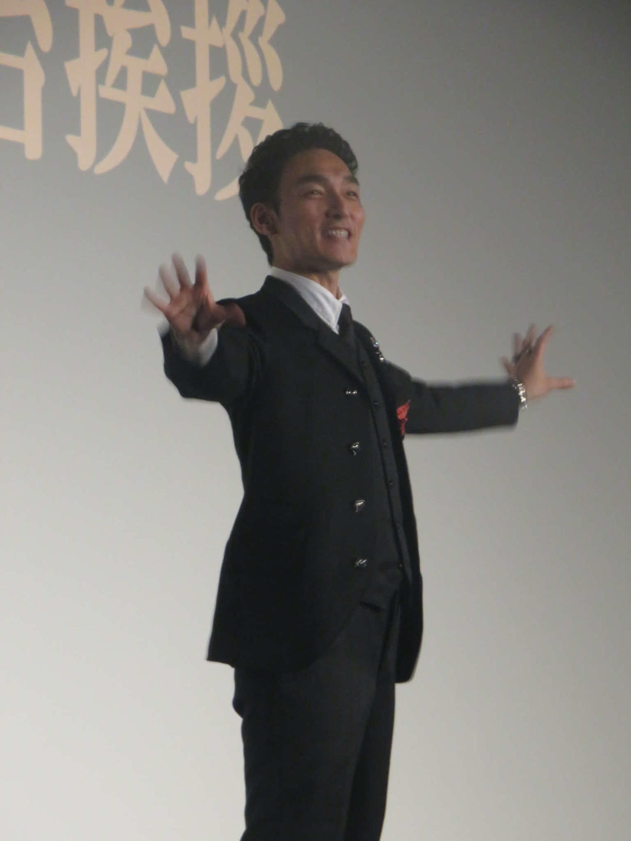 映画「ミッドナイトスワン」3周年記念舞台あいさつに登場した草なぎ剛