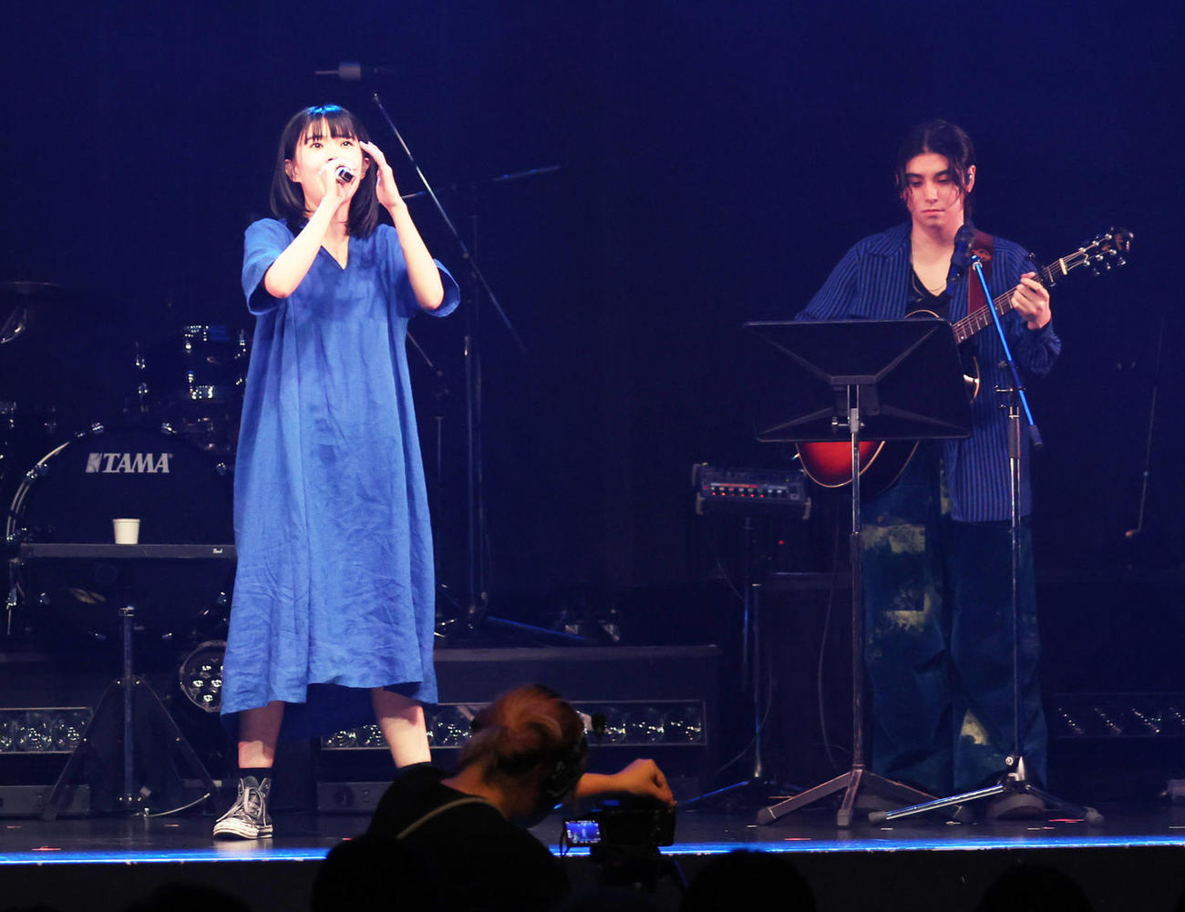 「キリエのうた」公開直前プレミアムライブを行うアイナ・ジ・エンド（左）、村上虹郎（撮影・野上伸悟）