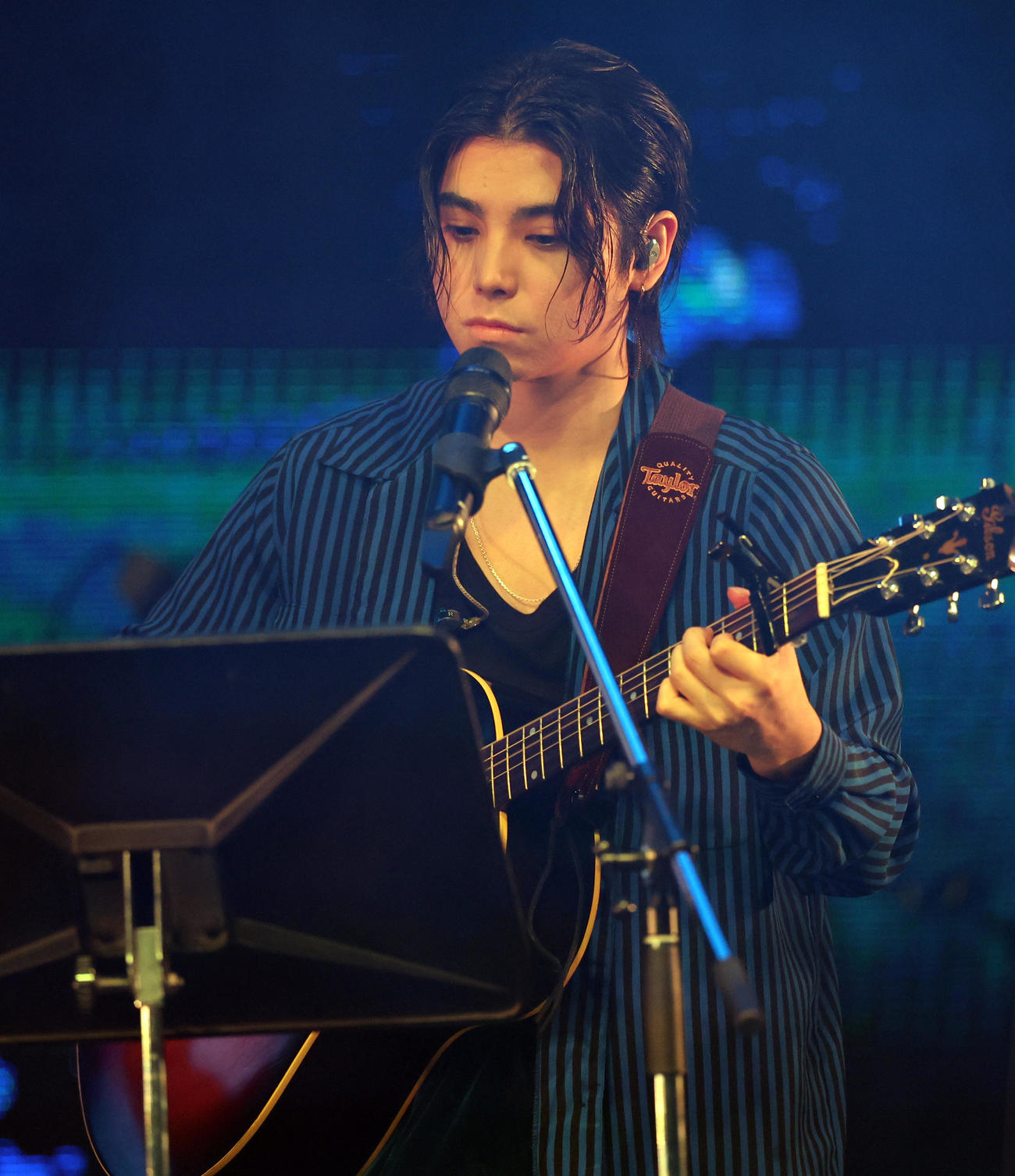 「キリエのうた」公開直前プレミアムライブを行う松村上虹郎（撮影・野上伸悟）