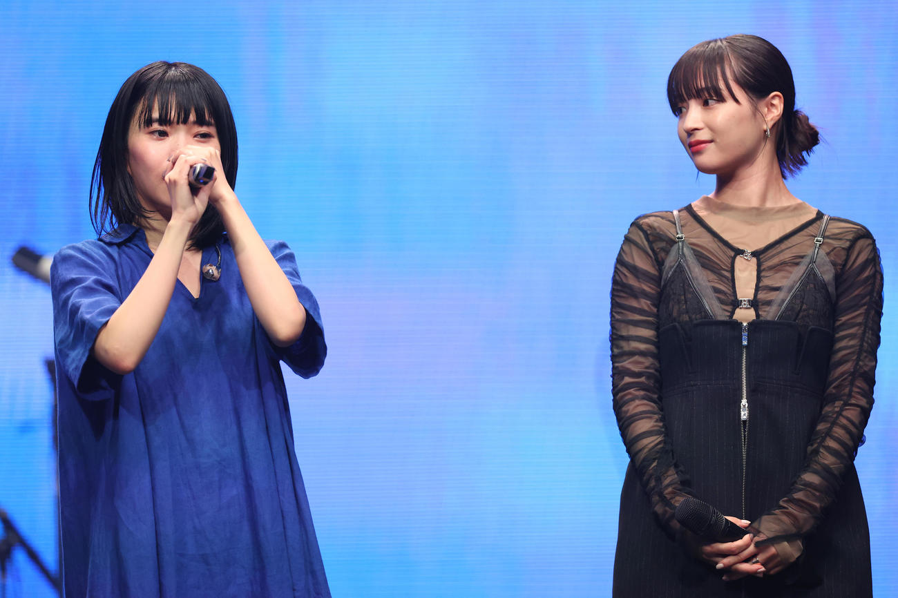 「キリエのうた」公開直前プレミアムライブイベントで感極まるアイナ・ジ・エンド。右は広瀬すず（撮影・野上伸悟）