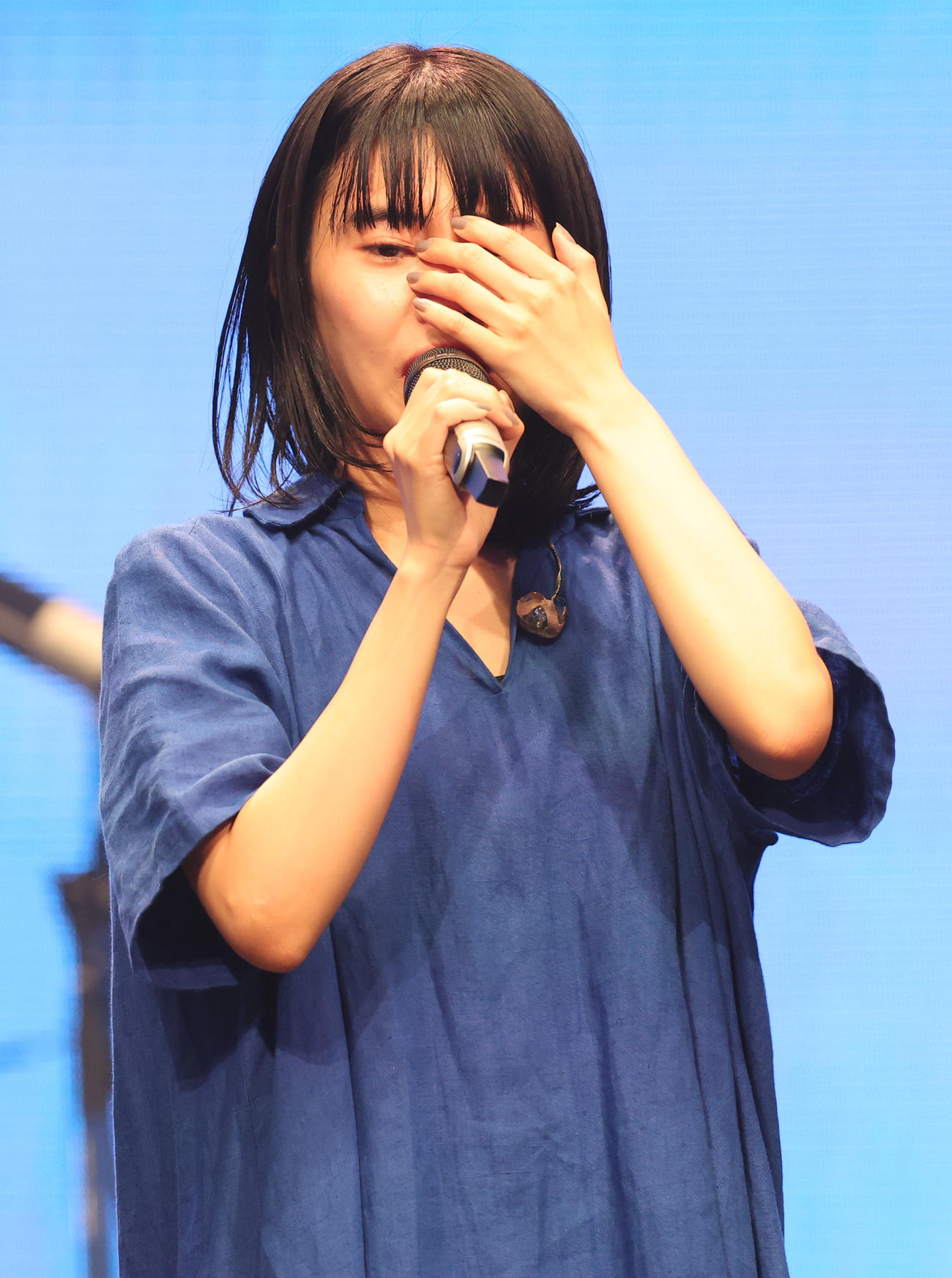 「キリエのうた」公開直前プレミアムライブイベントで感極まるアイナ・ジ・エンド（撮影・野上伸悟）