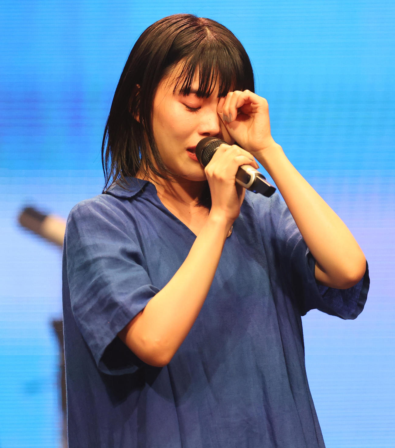 「キリエのうた」公開直前プレミアムライブイベントで感極まるアイナ・ジ・エンド（撮影・野上伸悟）