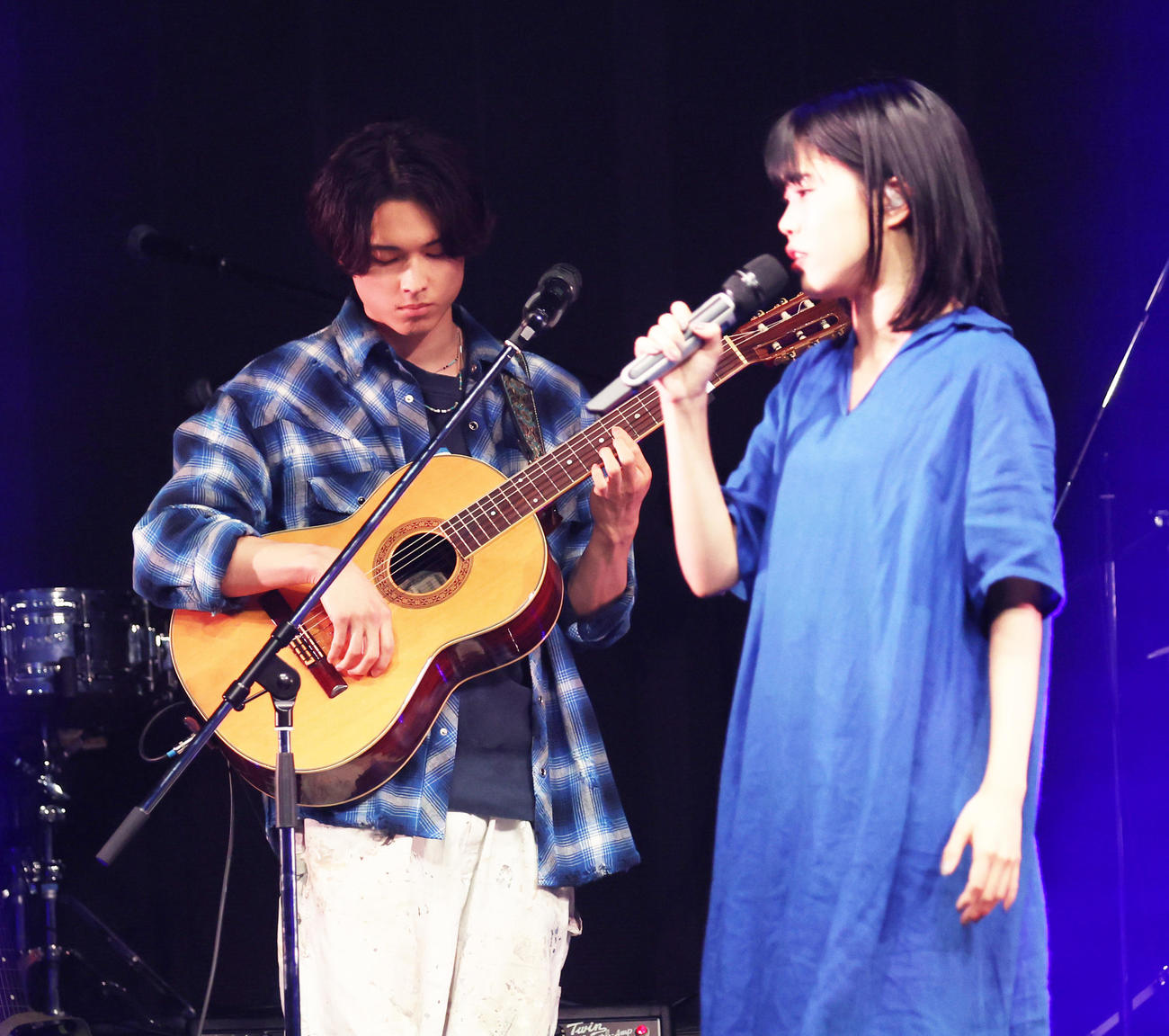 「キリエのうた」公開直前プレミアムライブを行う松村北斗（左）とアイナ・ジ・エンド（撮影・野上伸悟）