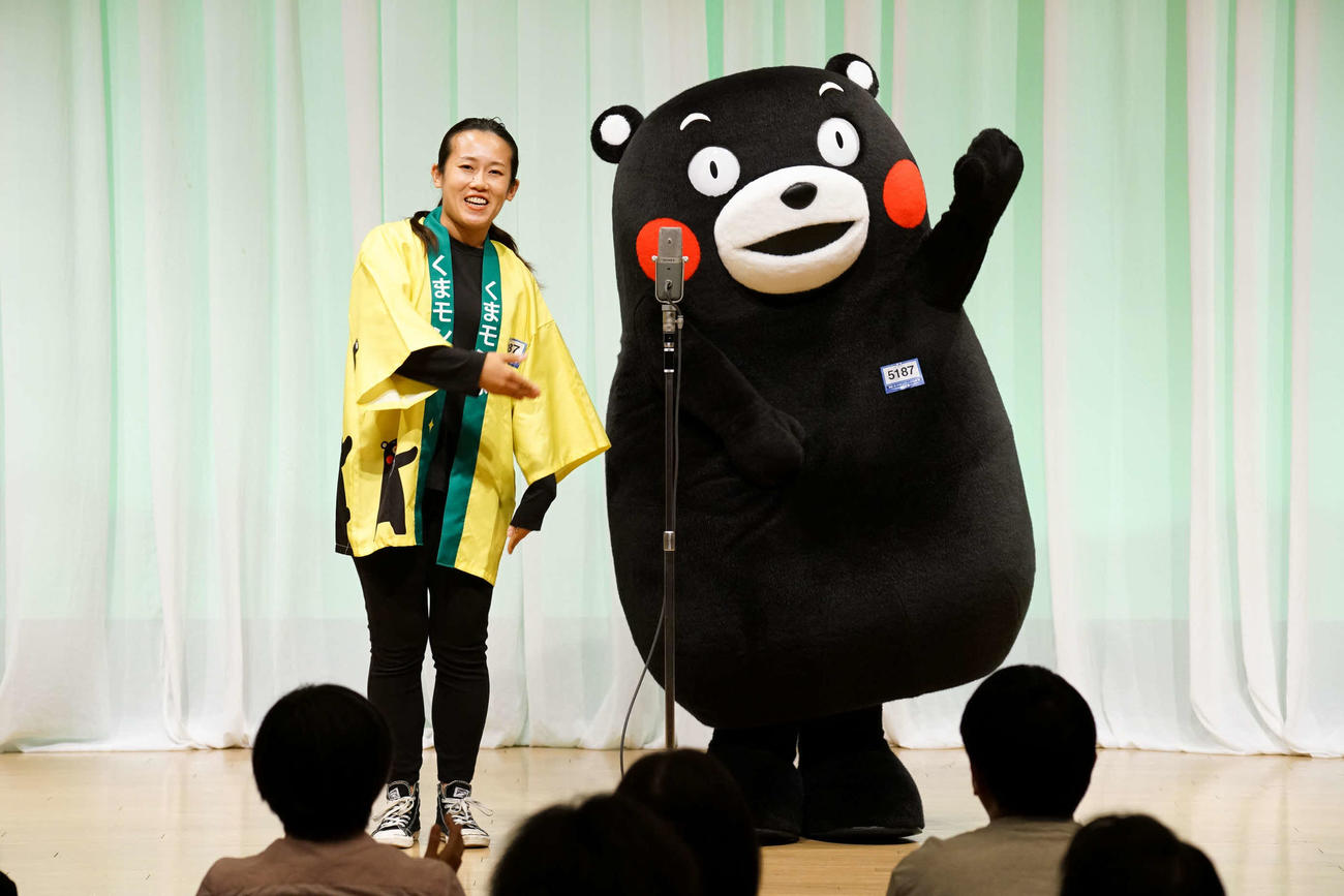 「くまモン隊」のボケとしてネタを披露したくまモン（右）（C）Ｍ－１グランプリ事務局