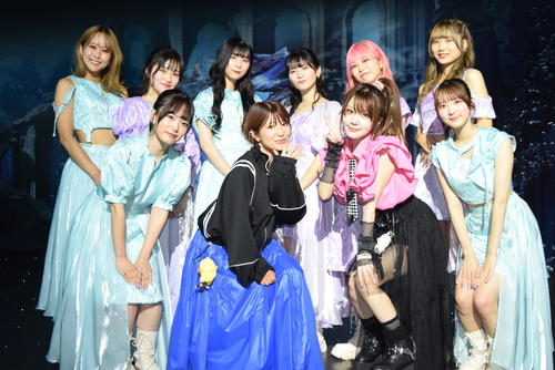 イベントに出席した矢口真里(前列左から2人目)、田中れいな(同3人目)とIBERIs&のメンバー(撮影・阪口孝志)
