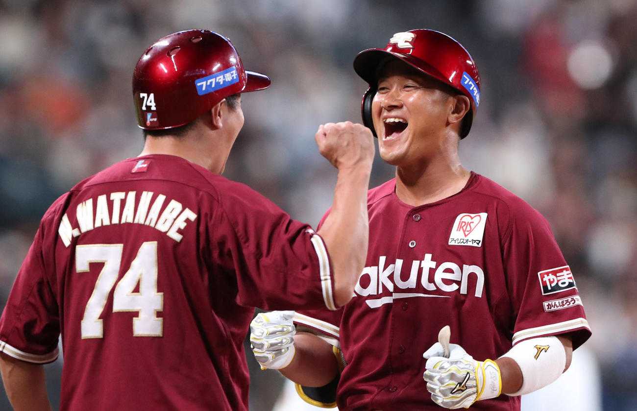 23年9月25日　日本ハム対楽天　9回表楽天1死満塁、銀次は勝ち越しの左前適時打を放ち笑顔でガッツポーズをする（撮影・佐藤翔太）