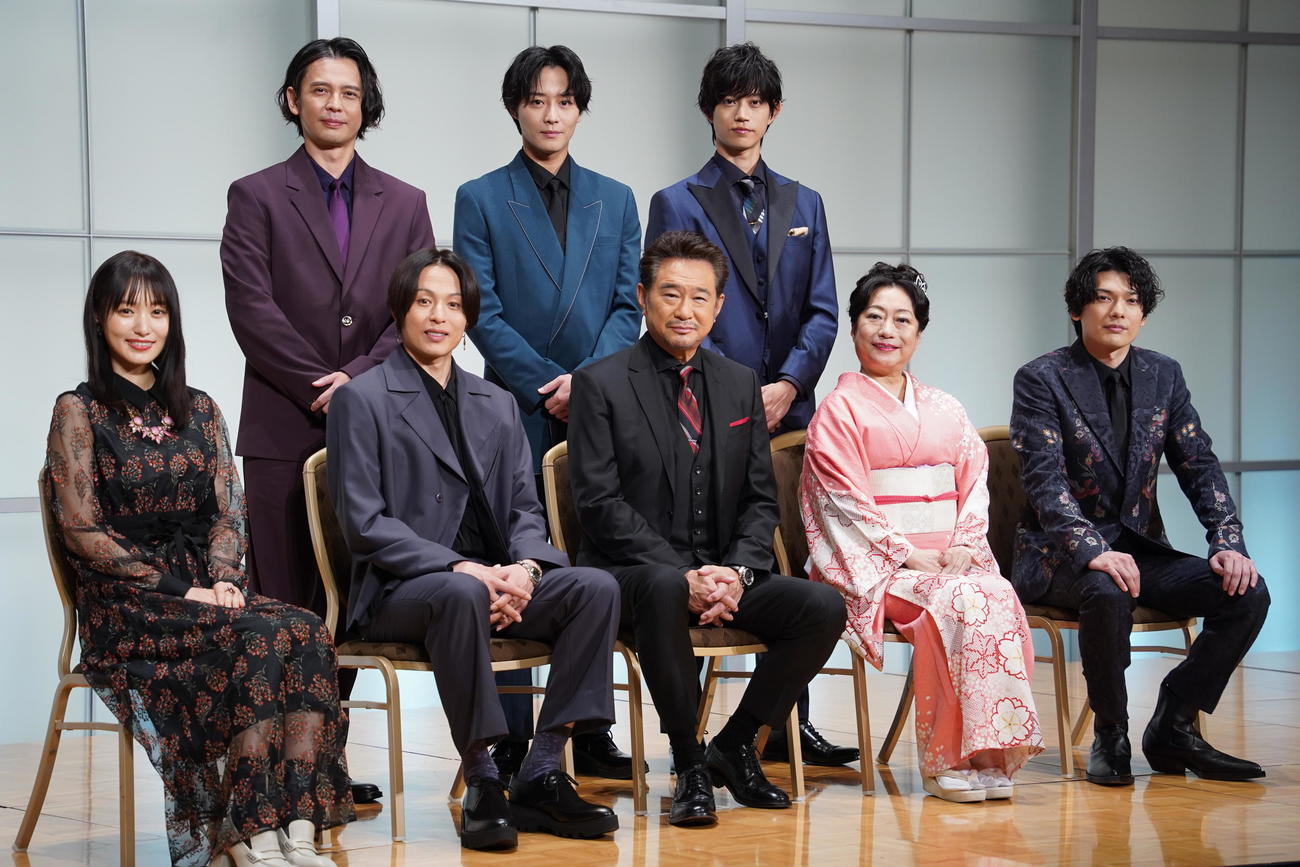 舞台「赤ひげ」の製作発表の登壇者。（前列左から）菅井友香、新木宏典、船越英一郎、山村紅葉、崎山つばさ（後列左から）河相我聞、猪野広樹、高橋健介（撮影・佐藤勝亮）