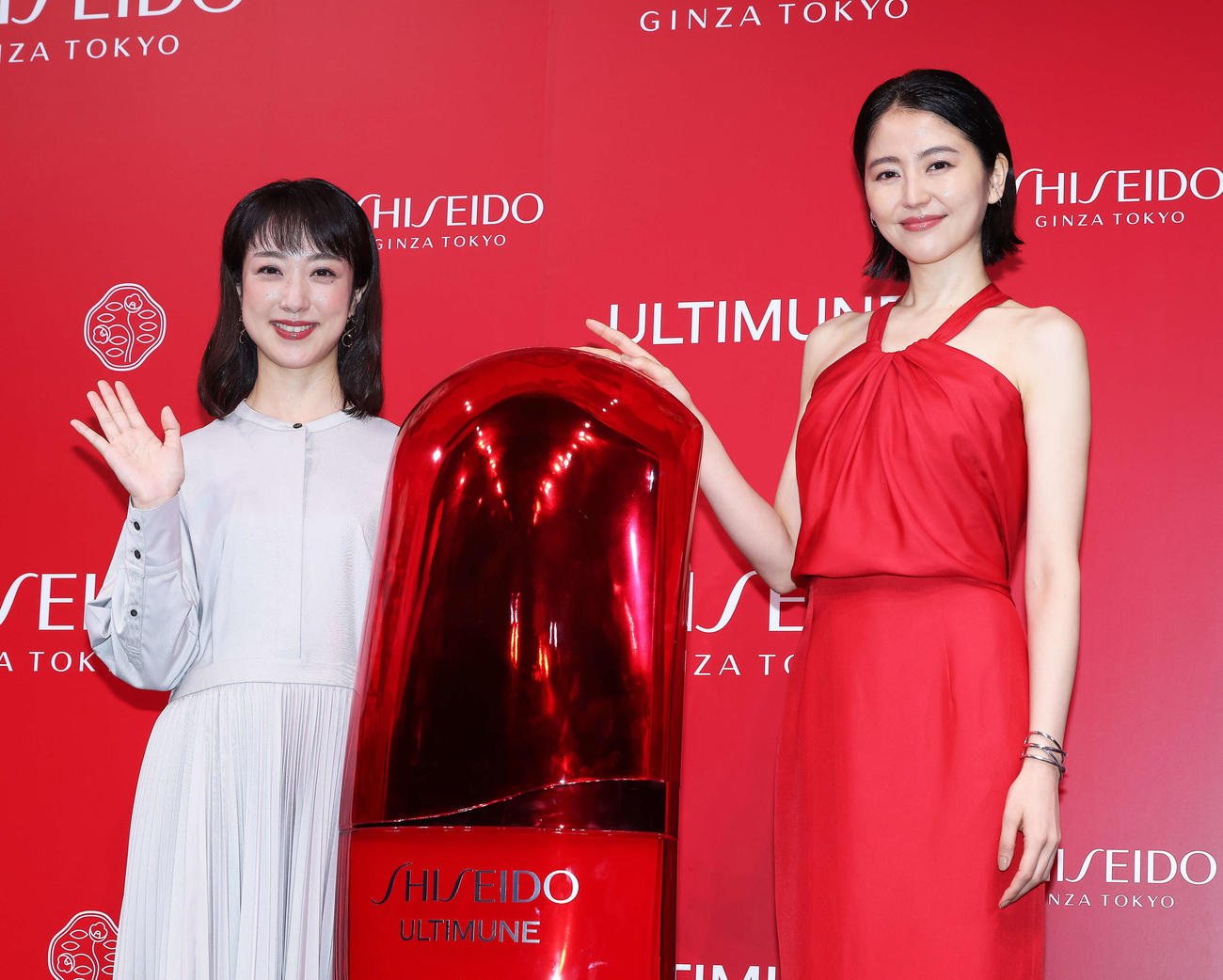 SHISEIDO新美容液「アルティミューン」発表会で写真に納まる川田裕美（左）と長澤まさみ（撮影・河田真司）