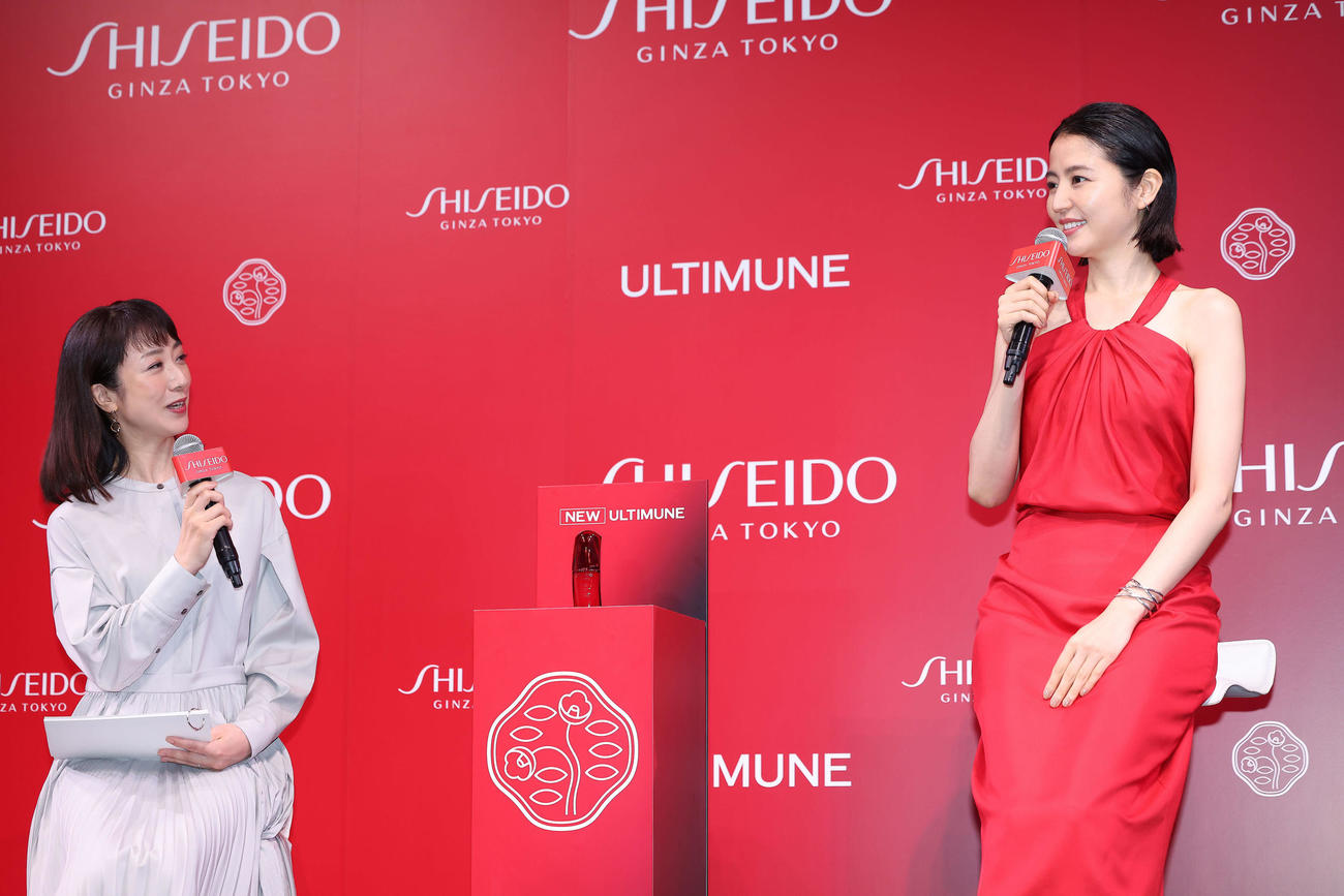 SHISEIDO新美容液「アルティミューン」発表会でトークする川田裕美（左）と長澤まさみ（撮影・河田真司）