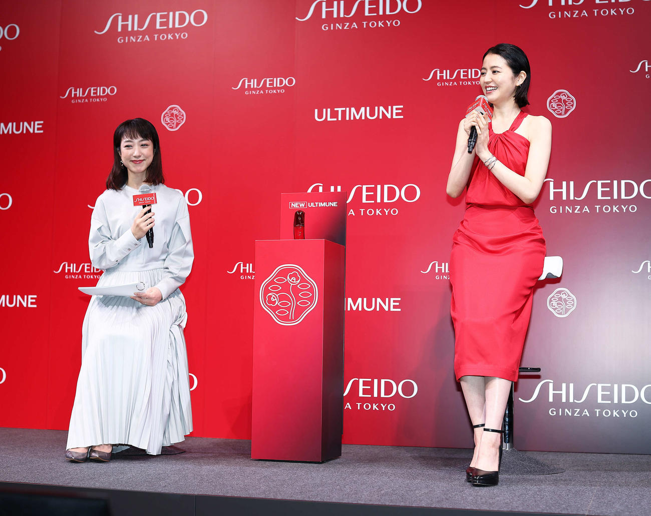 SHISEIDO新美容液「アルティミューン」発表会でトークする川田裕美（左）と長澤まさみ（撮影・河田真司）