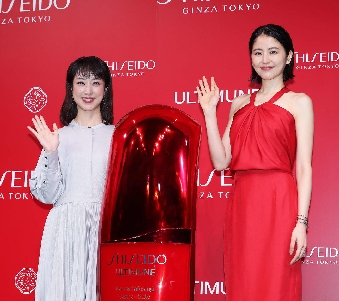 SHISEIDO新美容液「アルティミューン」発表会で写真に納まる川田裕美（左）と長澤まさみ（撮影・河田真司）