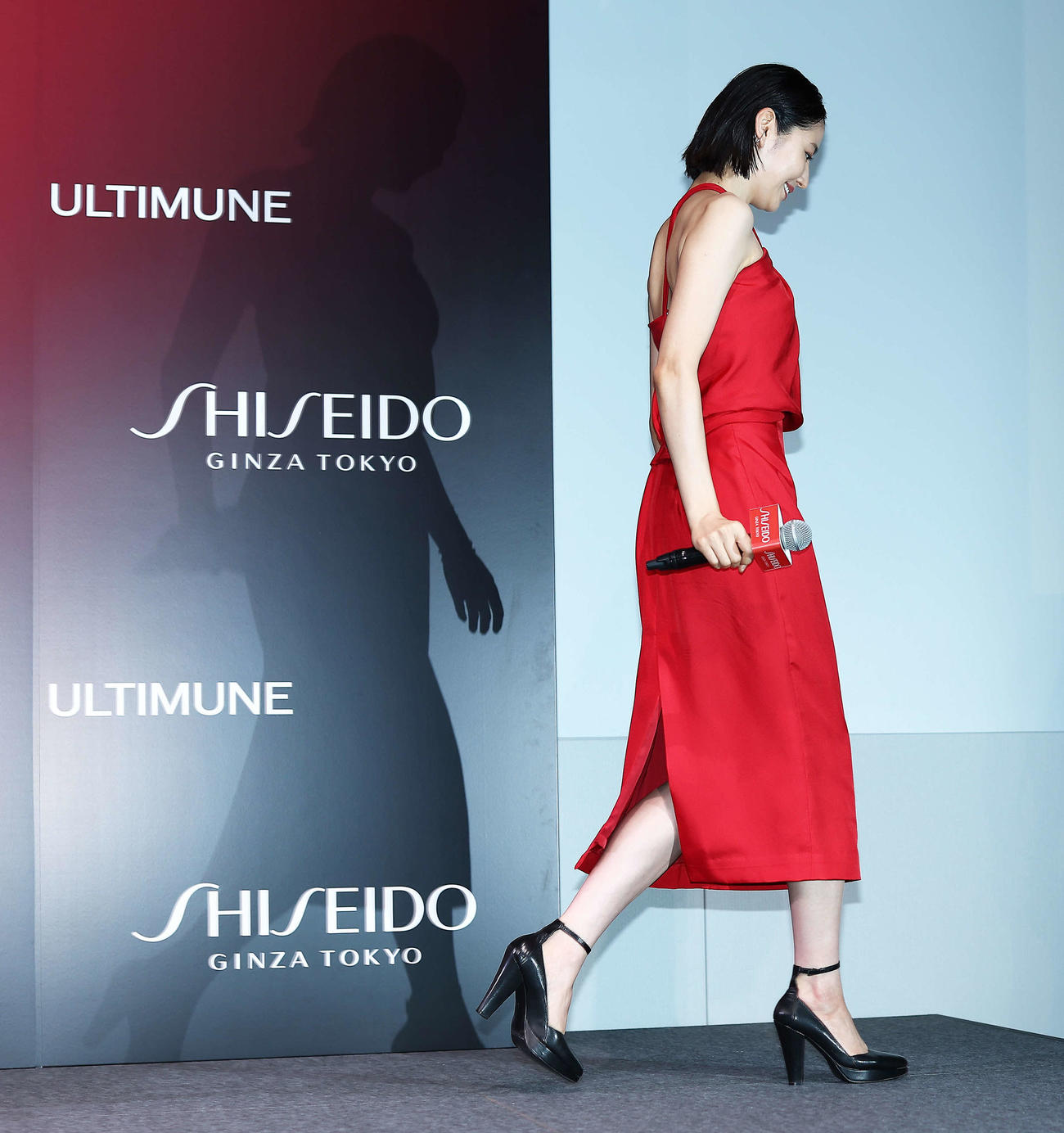 SHISEIDO新美容液「アルティミューン」発表会を終え降壇する長澤まさみ（撮影・河田真司）