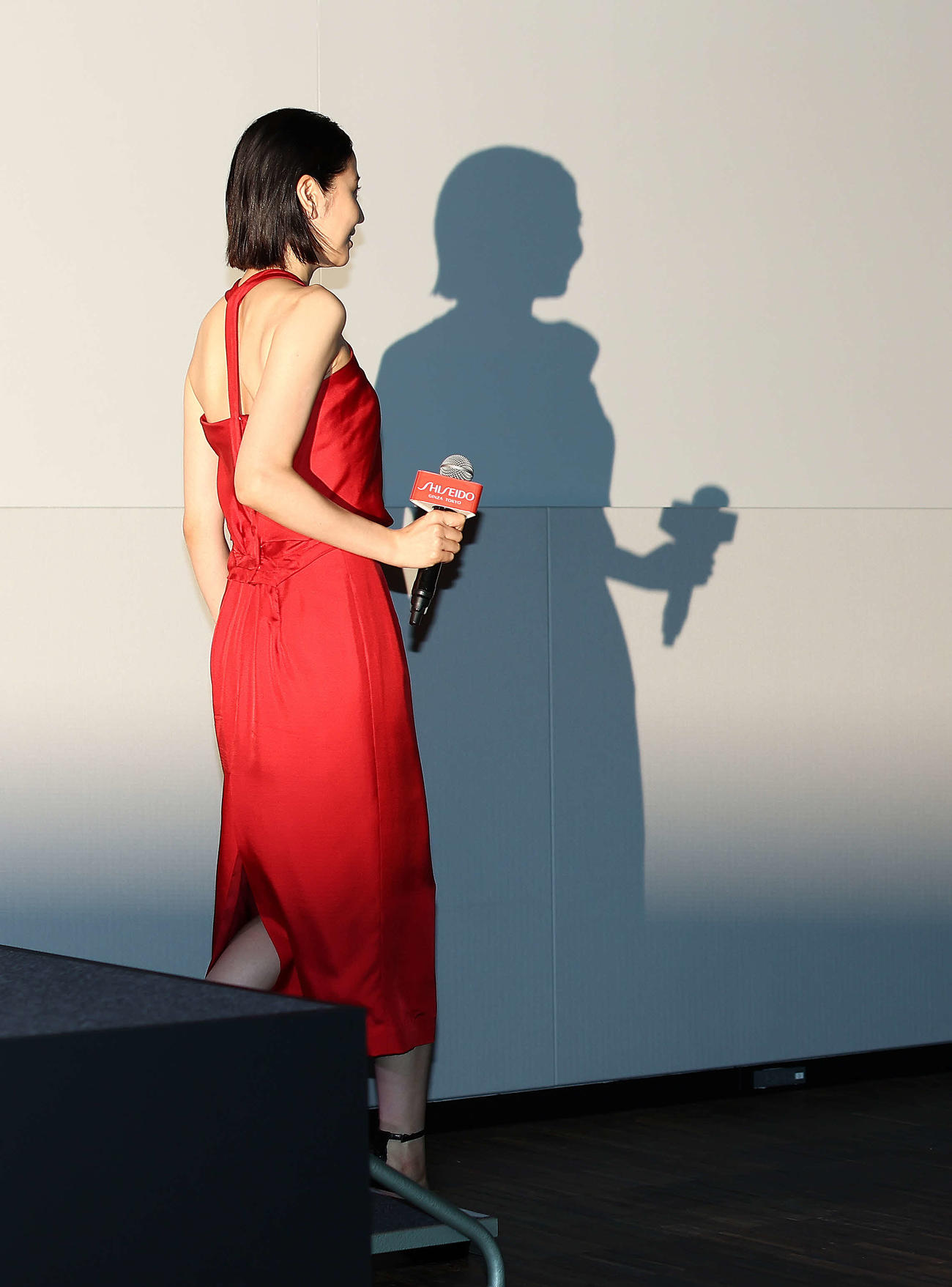 SHISEIDO新美容液「アルティミューン」発表会を終え降壇する長澤まさみ（撮影・河田真司）
