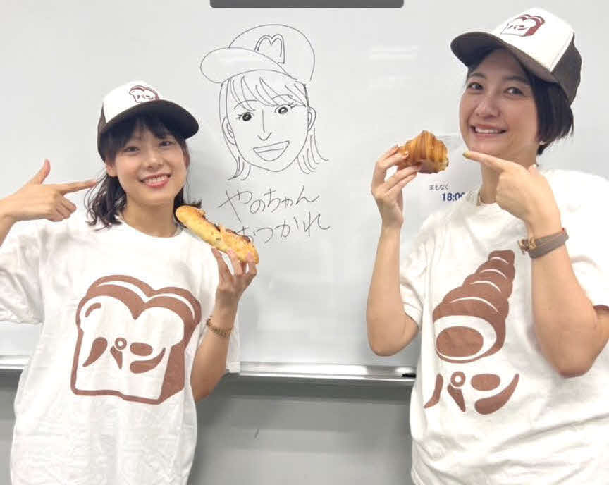 テレビ東京公式インスタグラムでライブ配信を行い、新番組をPRした、宣伝部員で漫画家の真船佳奈氏（右）と同部新入社員の矢野由磨氏