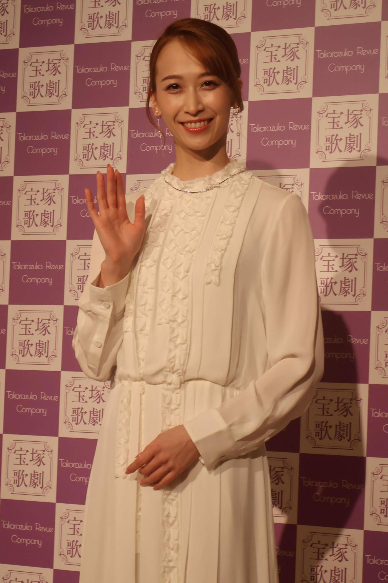 「私らしい色」と白いワンピース姿で会見に臨んだ月組トップ娘役海乃美月（撮影・村上久美子）