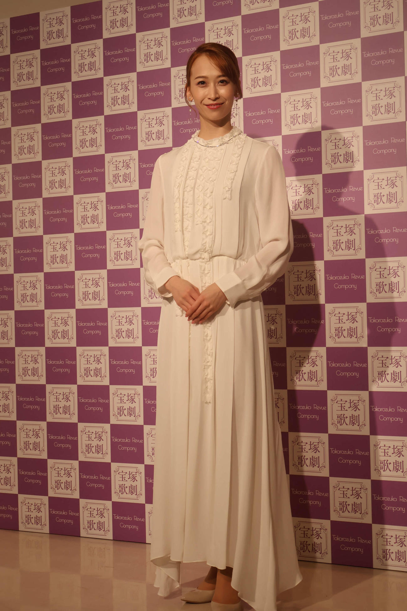 「私らしい色」と白いワンピース姿で会見に臨んだ月組トップ娘役海乃美月（撮影・村上久美子）