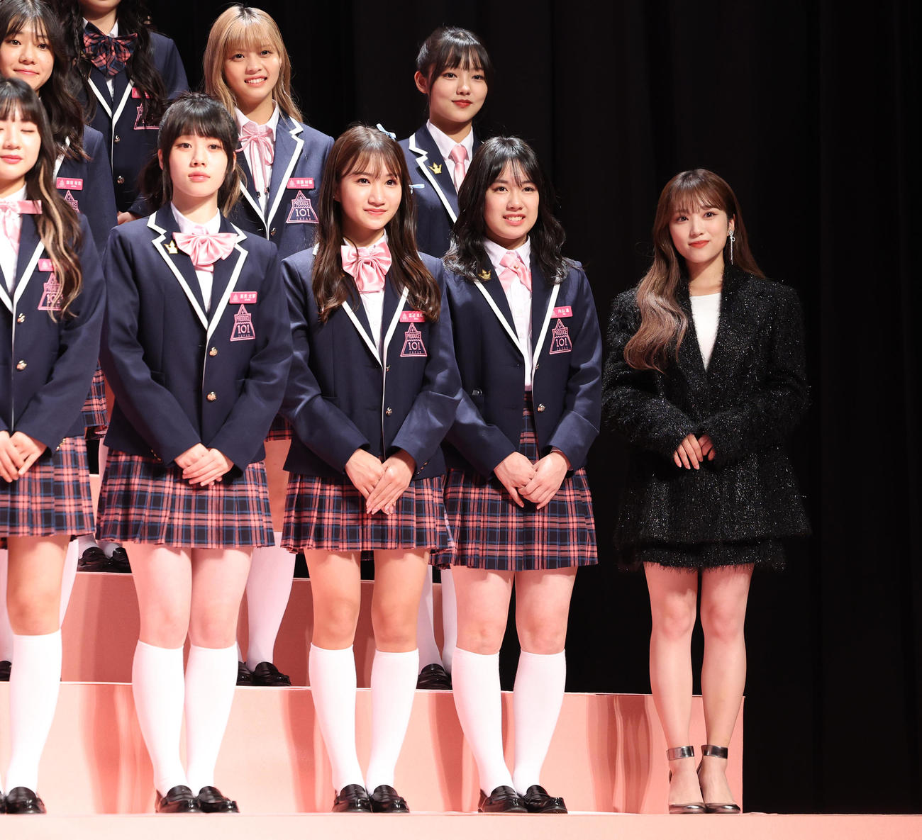 「PRODUCE 101 JAPAN THE GIRLS」発表記者会見に登場した公式アンバサダーの矢吹奈子（右端）と練習生たち（撮影・野上伸悟）