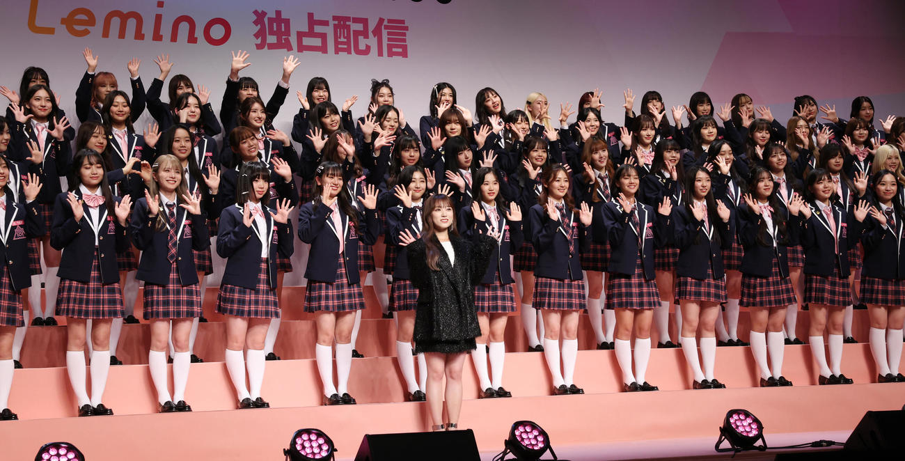 「PRODUCE 101 JAPAN THE GIRLS」発表記者会見に登場した左から国「PRODUCE 101 JAPAN THE GIRLS」発表記者会見に登場した公式アンバサダーの矢吹奈子（手前）と練習生たち（撮影・野上伸悟）