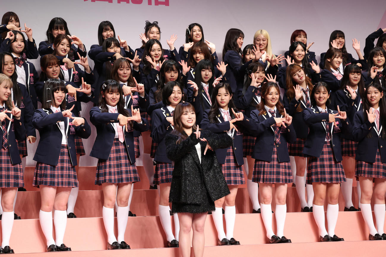 「PRODUCE 101 JAPAN THE GIRLS」発表記者会見に登場した左から国「PRODUCE 101 JAPAN THE GIRLS」発表記者会見に登場した公式アンバサダーの矢吹奈子（手前）と練習生たち（撮影・野上伸悟）