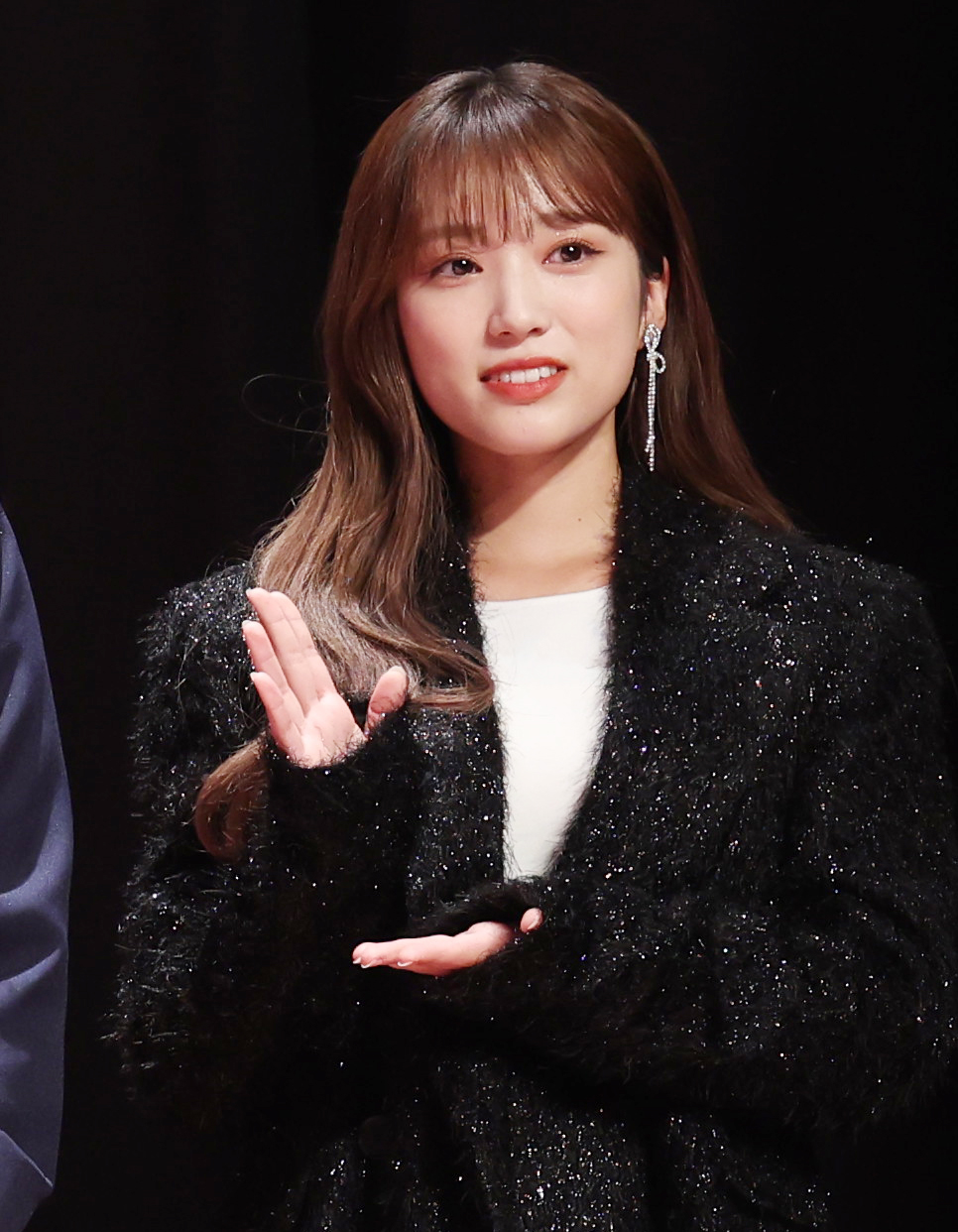 「PRODUCE 101 JAPAN THE GIRLS」発表記者会見に登場した左から国「PRODUCE 101 JAPAN THE GIRLS」発表記者会見に登場した公式アンバサダーの矢吹奈子（撮影・野上伸悟）