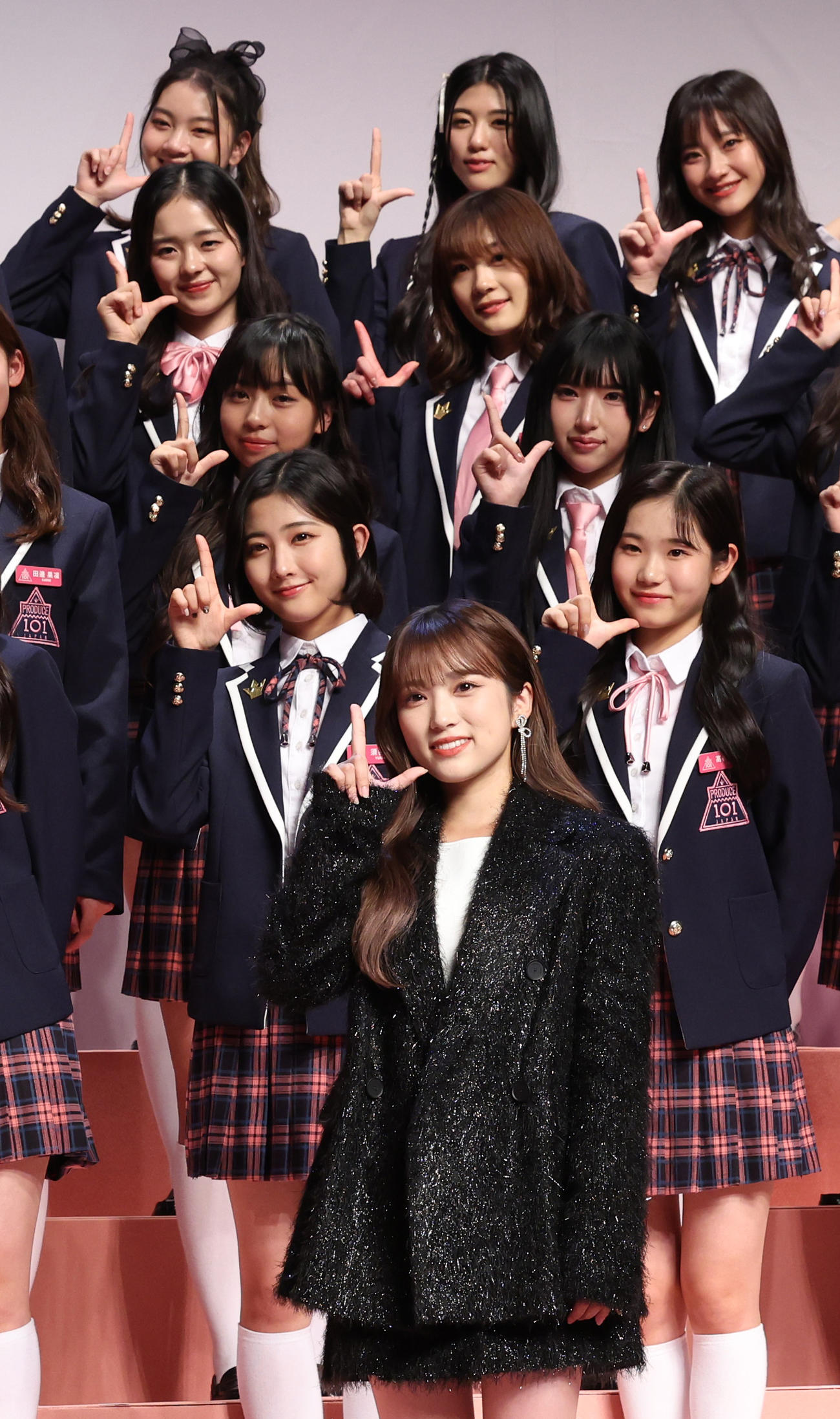 「PRODUCE 101 JAPAN THE GIRLS」発表記者会見に登場した公式アンバサダーの矢吹奈子（手前）と練習生たち（撮影・野上伸悟）