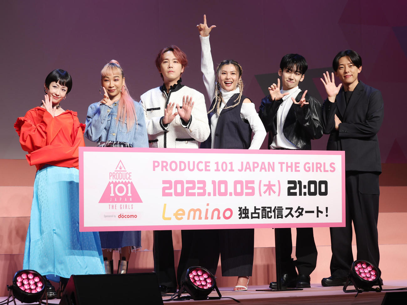 「PRODUCE 101 JAPAN THE GIRLS」発表記者会見に登場した左から国民プロデューサー代表の木村カエラ、トレーナーの青山テルマ、イ・ホンギ、仲宗根梨乃、YUMEKI、KEN THE 390（撮影・野上伸悟）