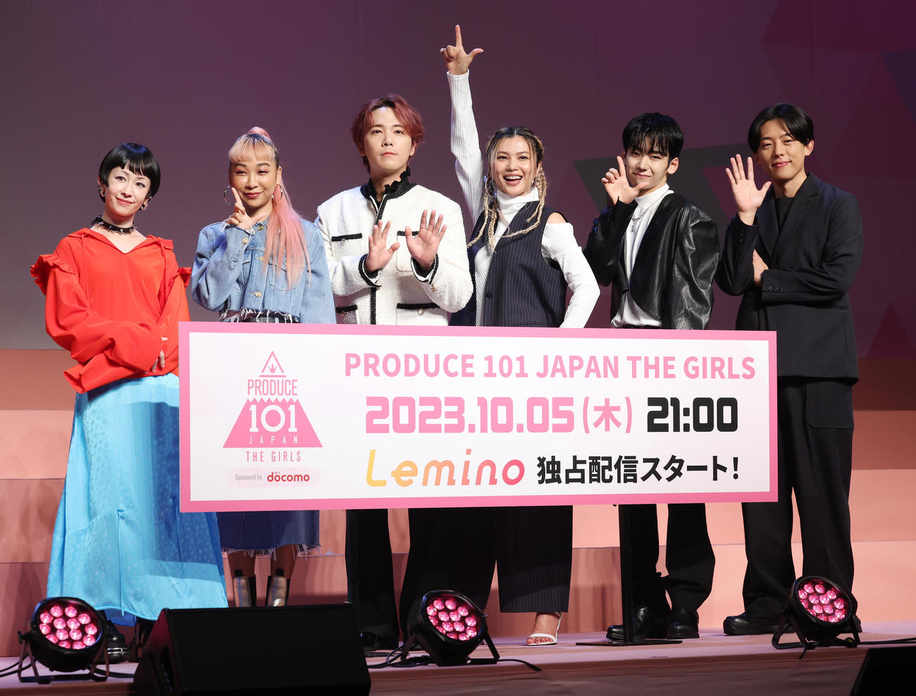 「PRODUCE 101 JAPAN THE GIRLS」発表記者会見に登場した左から国民プロデューサー代表の木村カエラ、トレーナーの青山テルマ、イ・ホンギ、仲宗根梨乃、YUMEKI、KEN THE 390（撮影・野上伸悟）