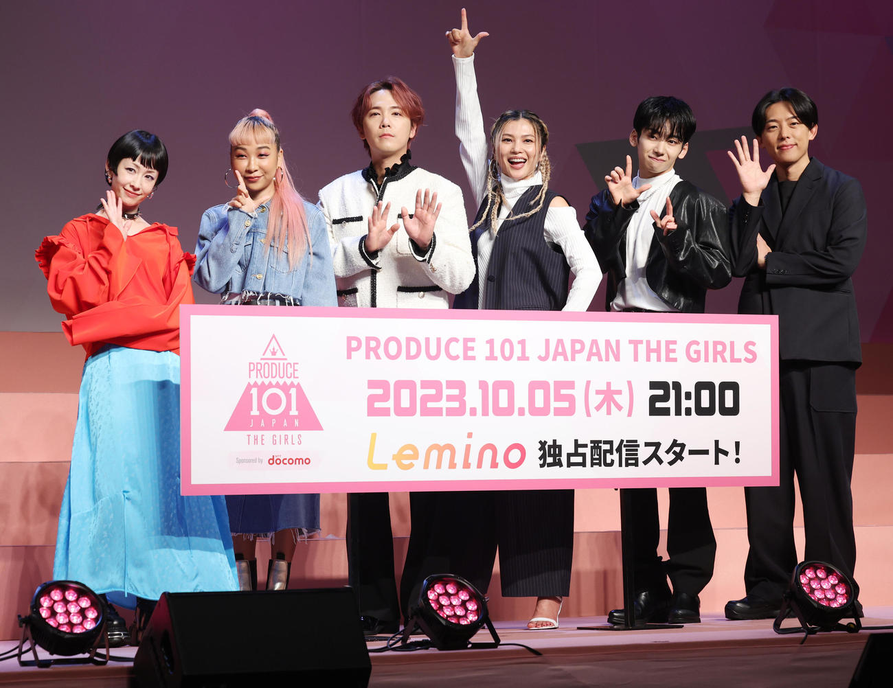 「PRODUCE 101 JAPAN THE GIRLS」発表記者会見に登場した左から国民プロデューサー代表の木村カエラ、トレーナーの青山テルマ、イ・ホンギ、仲宗根梨乃、YUMEKI、KEN THE 390（撮影・野上伸悟）