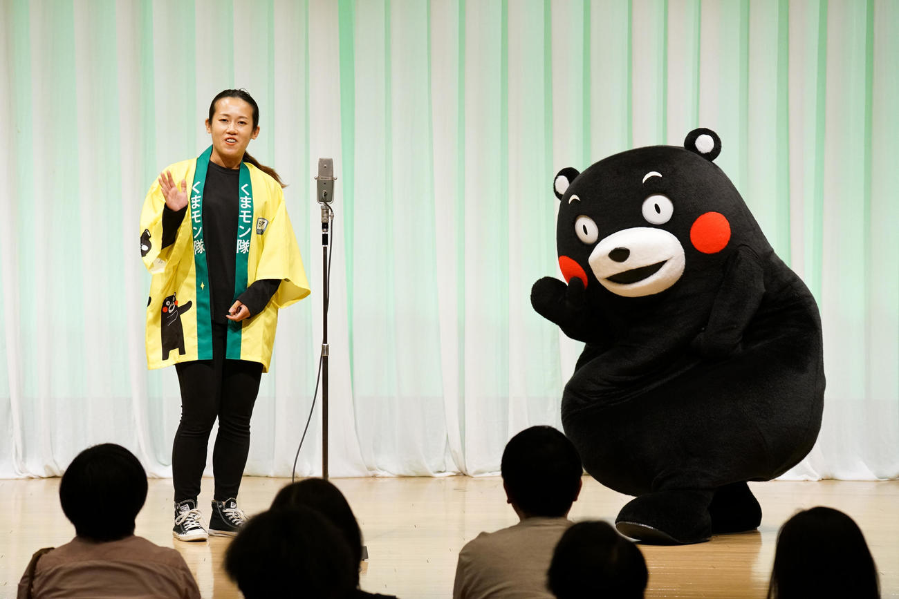 「くまモン隊」のボケとしてネタを披露したくまモン（右）（C）Ｍ－１グランプリ事務局