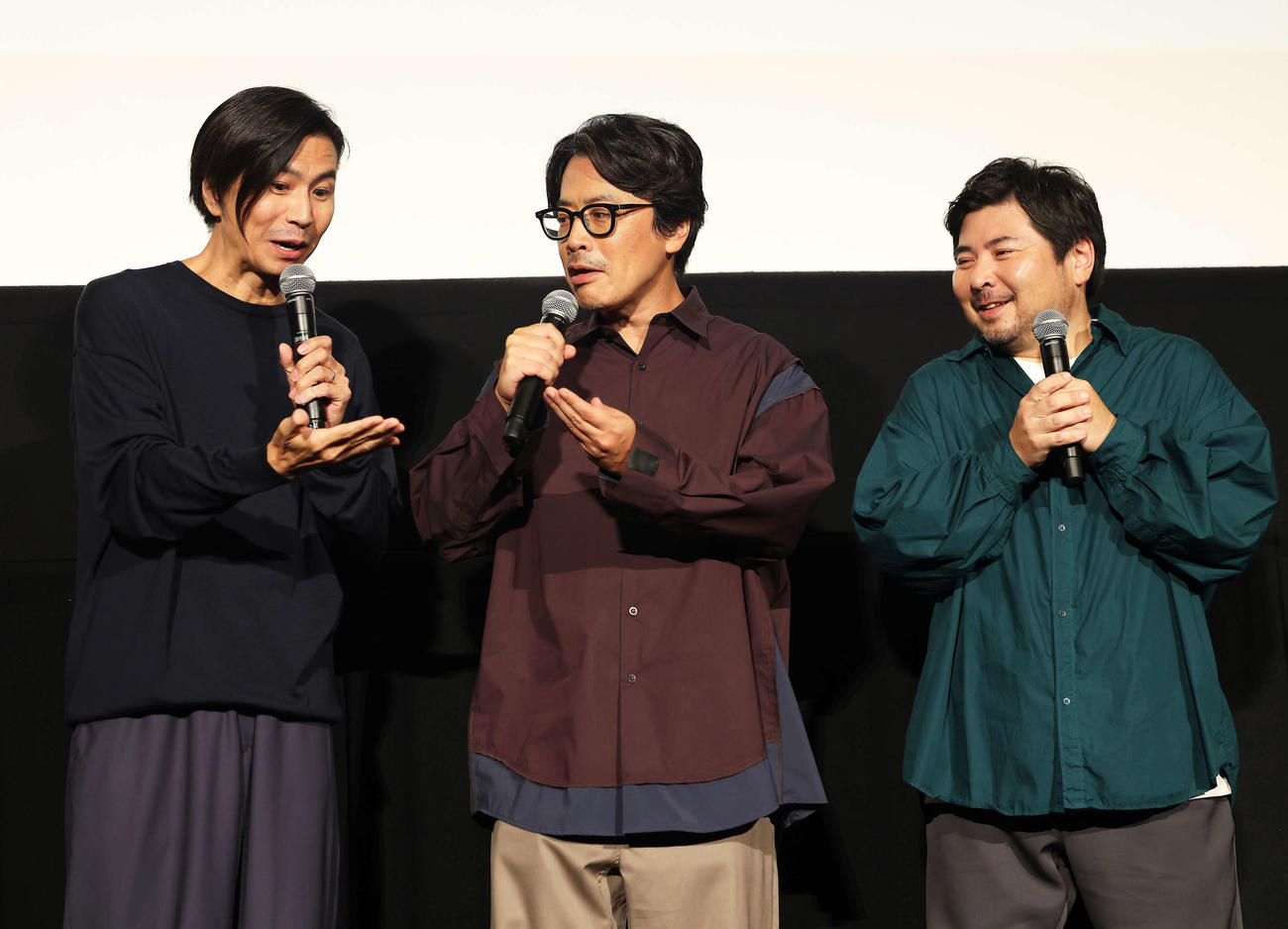 映画「くるりのえいが」完成披露上映会舞台あいさつで、トークで盛り上がるくるりの、左から佐藤征史、岸田繁、元メンバーの森信行（撮影・河田真司）