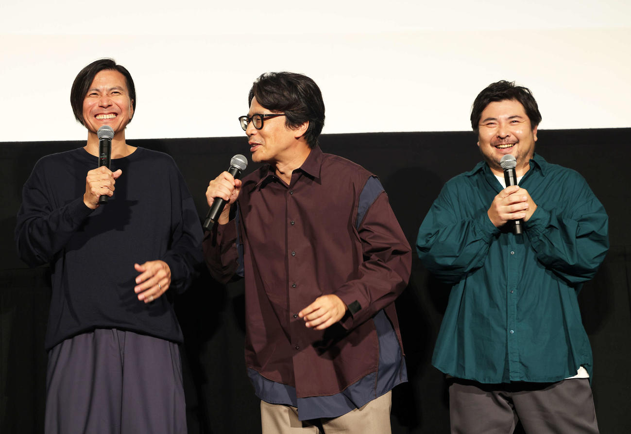 映画「くるりのえいが」完成披露上映会舞台あいさつで、トークで盛り上がるくるりの、左から佐藤征史、岸田繁、元メンバーの森信行（撮影・河田真司）