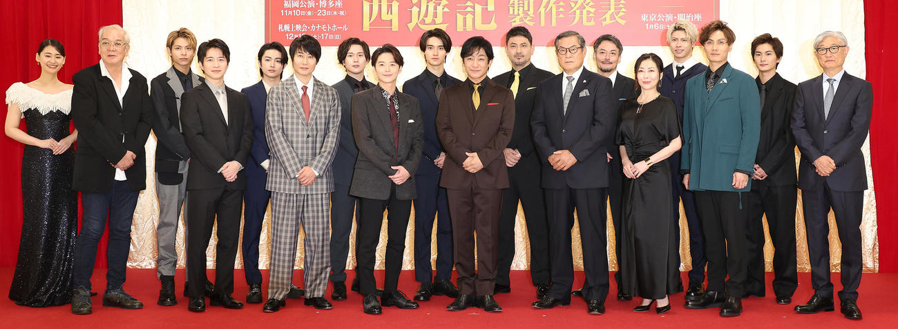 舞台「西遊記」製作発表を行った、前列左からマキノノゾミ氏、村井良大、戸次重幸、小池徹平、片岡愛之助、松平健、中山美穂、加藤和樹、堤幸彦氏、後列左から柳美稀、小宮璃央、曽田陵介、田村心、藤岡真威人、藤本隆宏、山口馬木也、桜庭大翔、押田岳（撮影・中島郁夫）