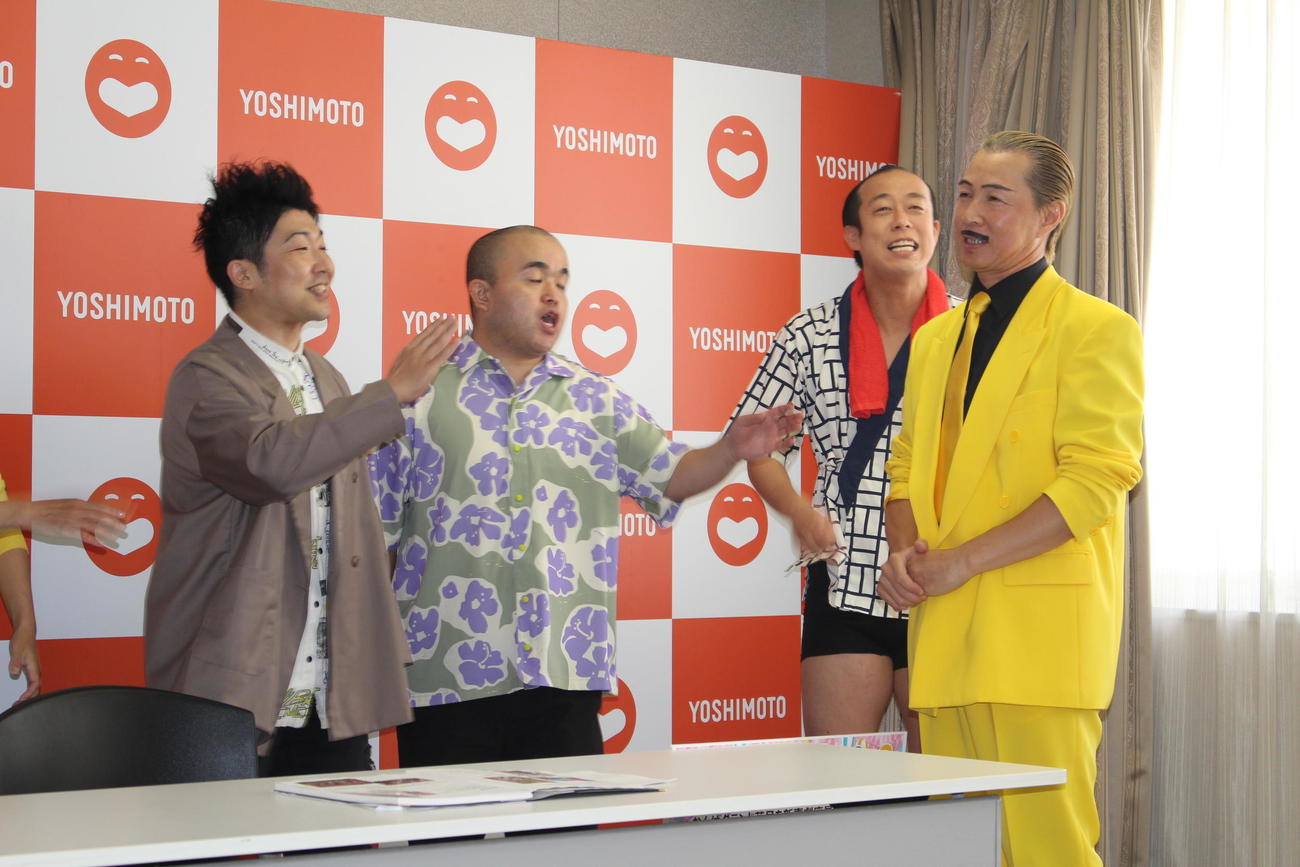 GM会見に出席した（左から）レイチェル、多和田上人、大黒笑けいけい、アキ