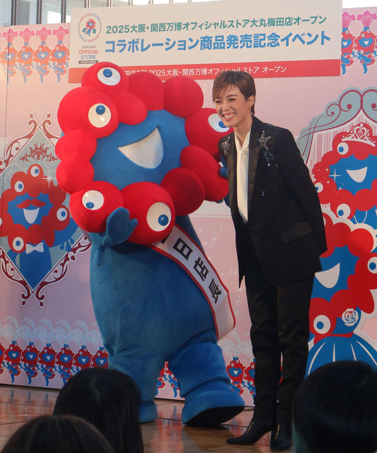 イベントに登壇し、あいさつする月組スター風間柚乃（撮影・村上久美子）