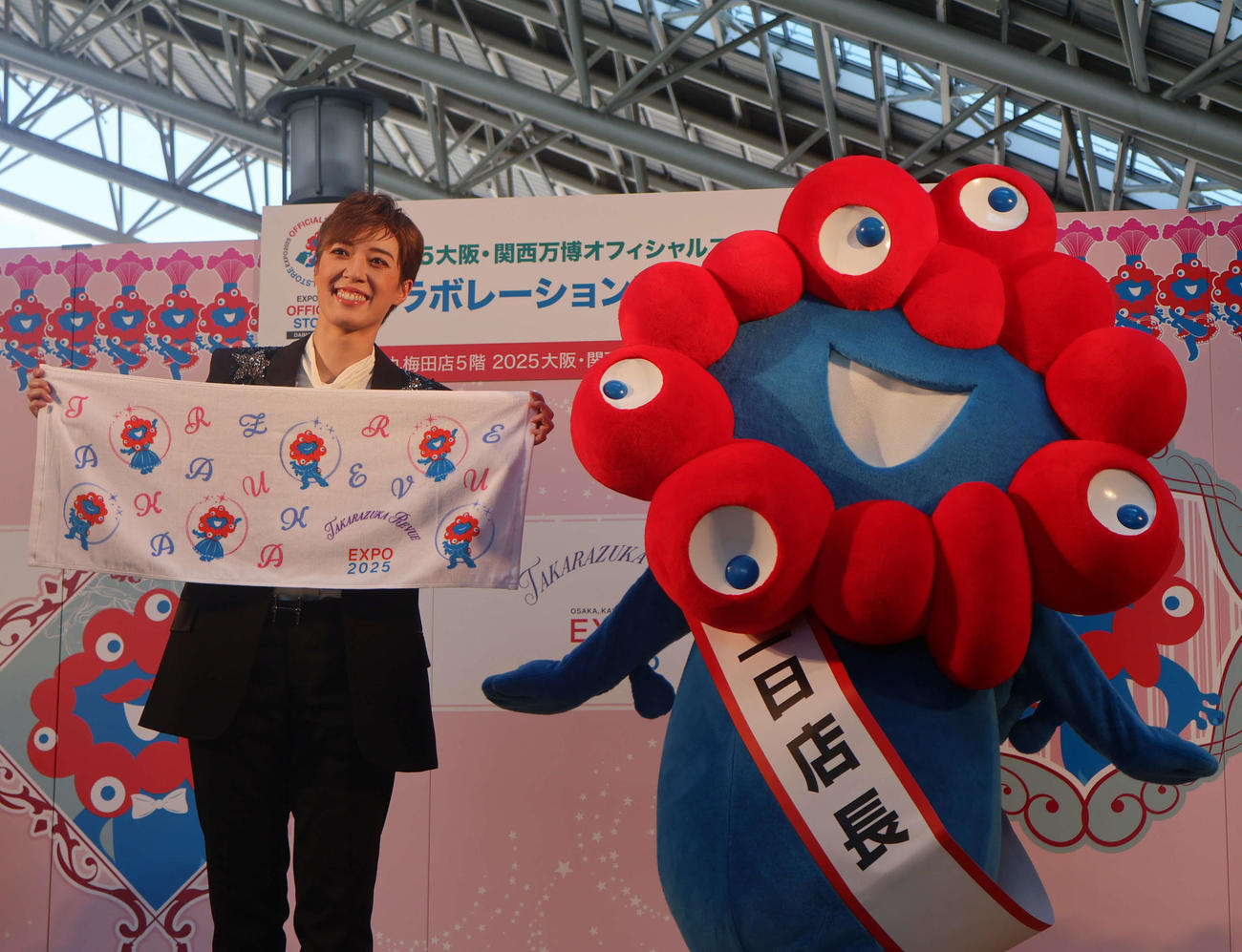 コラボグッズを手にする月組スター風間柚乃（撮影・村上久美子）