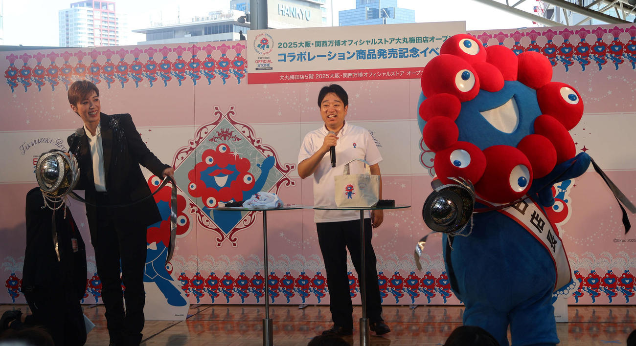 シャンシャンを手に、ミャクミャクに指導する月組スター風間柚乃（撮影・村上久美子）
