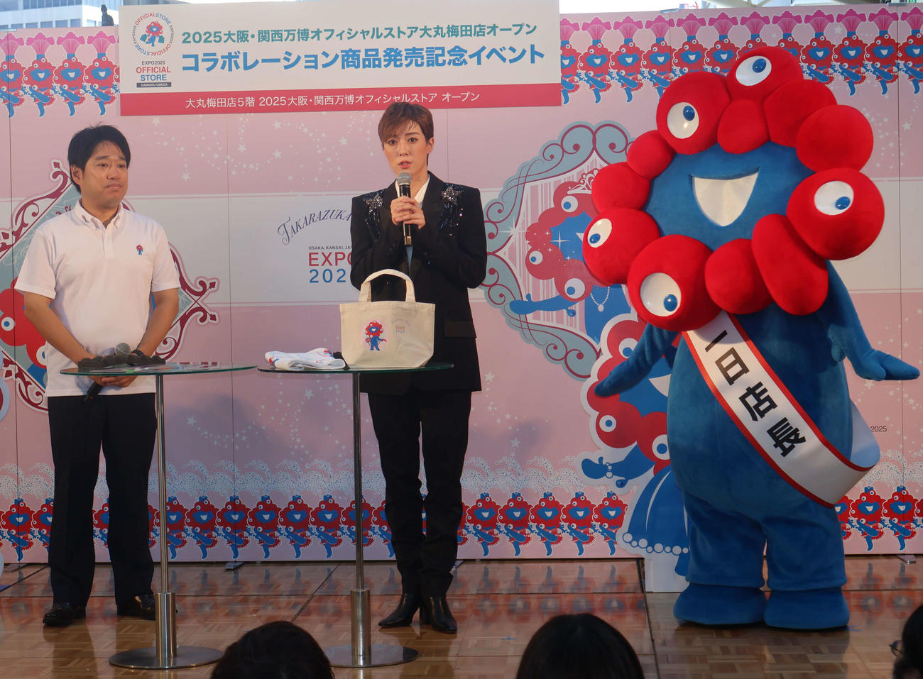 イベントに登壇した（左から）大阪・関西万博の小林浩史機運醸成局長、月組スター風間柚乃、ミャクミャク（撮影・村上久美子）