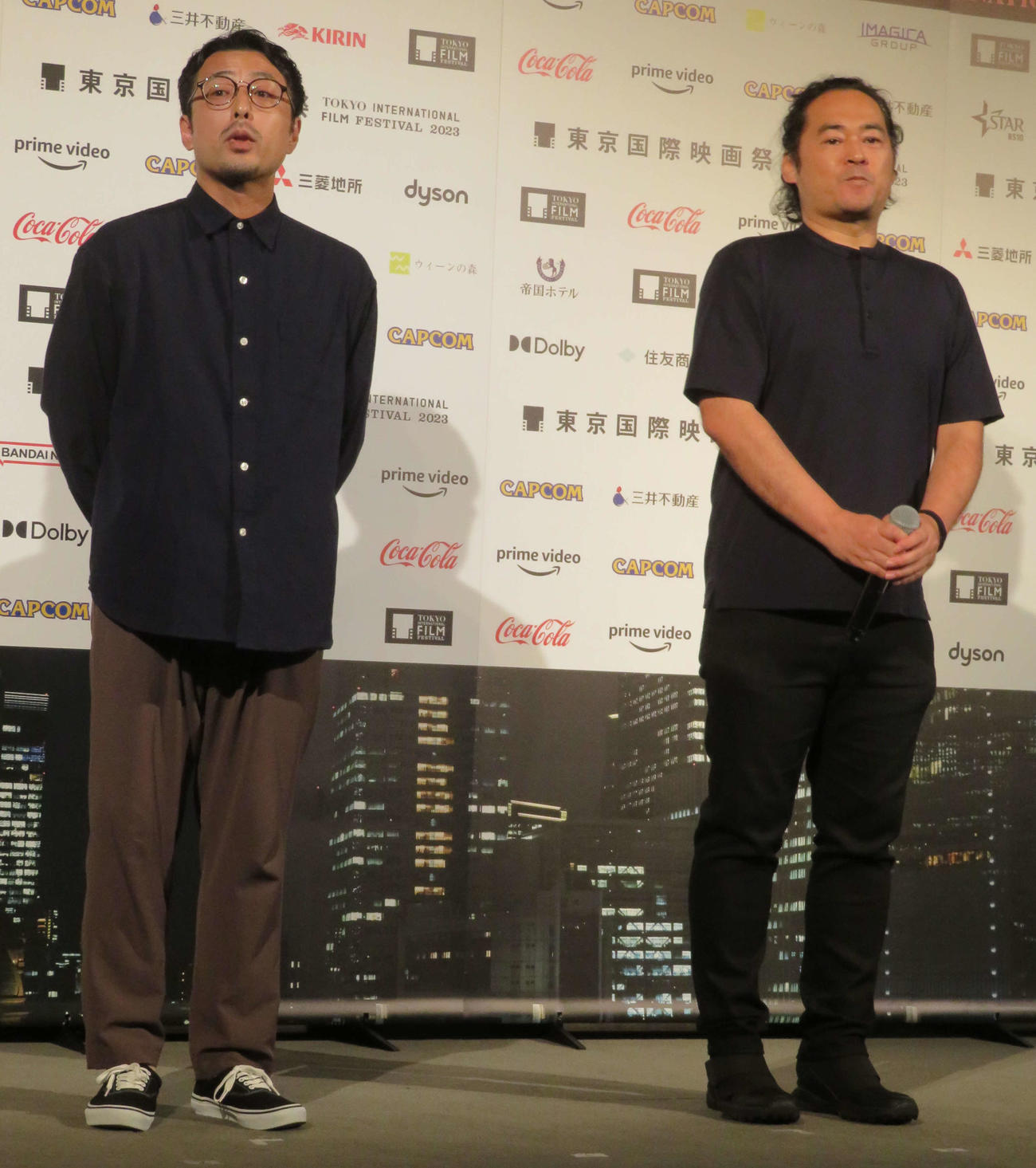 東京国際映画祭コンペティション部門に出品が決まった「曖昧な楽園」の小辻陽平監督（左）と「わたくしどもは。」の富名哲也監督（撮影・村上幸将）
