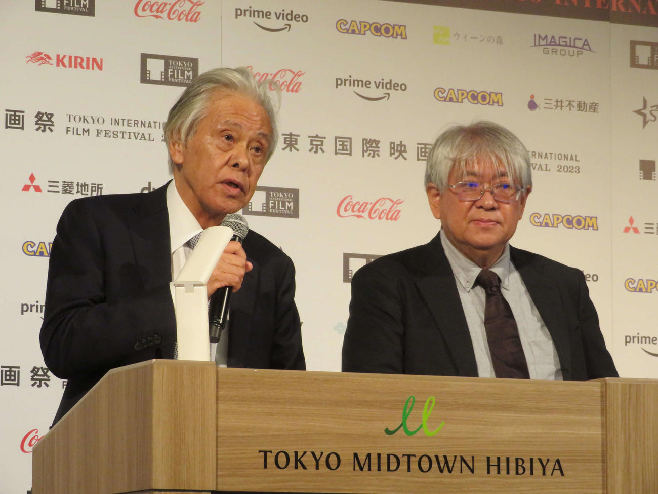東京国際映画祭ラインナップ発表記者会見に登壇した安藤裕康チェアマン（左）と市山尚三プログラミング・ディレクター（撮影・村上幸将）
