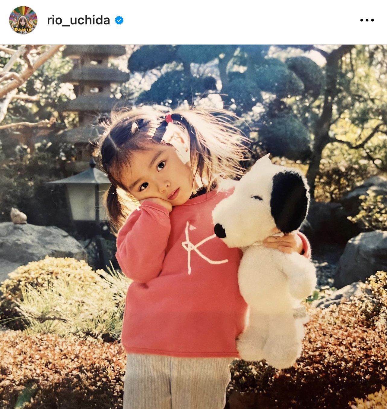 スヌーピーの縫いぐるみを抱いた子供の頃の内田理央（内田理央のインスタグラムから）